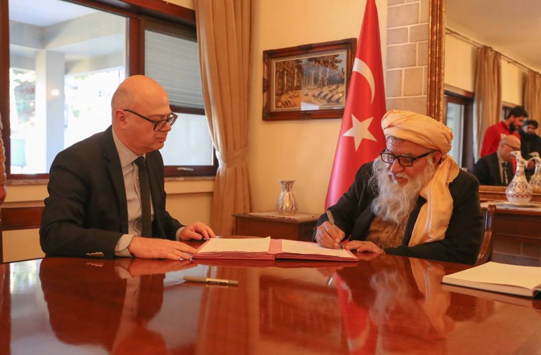 Taliban deprem yardımını poşet içinde teslim etti! İlginç anlar sosyal medyada gündem oldu 8